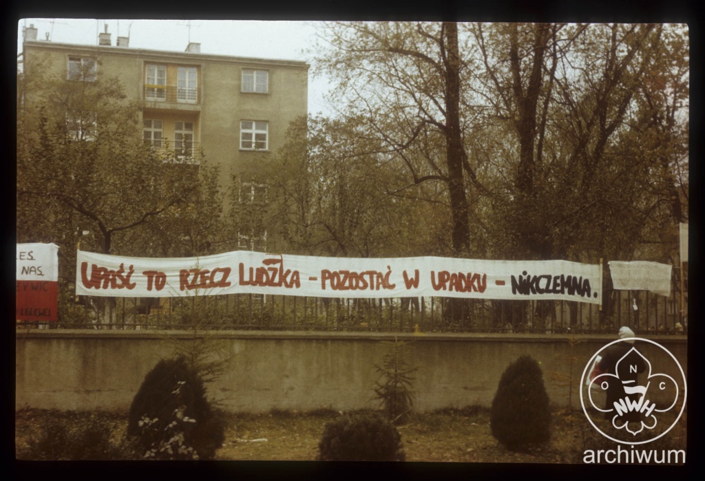 Plik:1984-11 Warszawa Pogrzeb ks. Jerzego Popieluszki 27.jpg