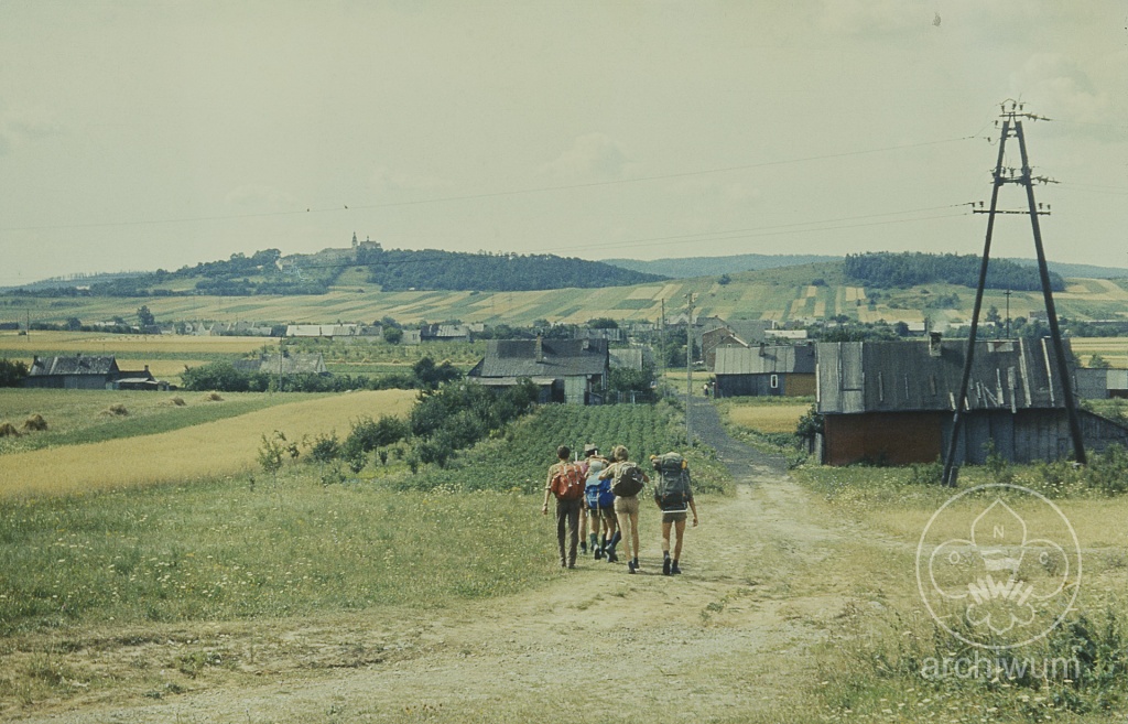 Plik:1982 Obóz kręgu ZAWISZA z Lublina Schron, Bor i Starówka Wierna Rzeka 075.jpg