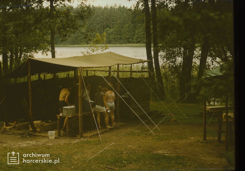 Plik:1988-07 Obóz Uroczysko. jez. Gant. Mazury. Szarotka108 fot. J.Kaszuba.jpg