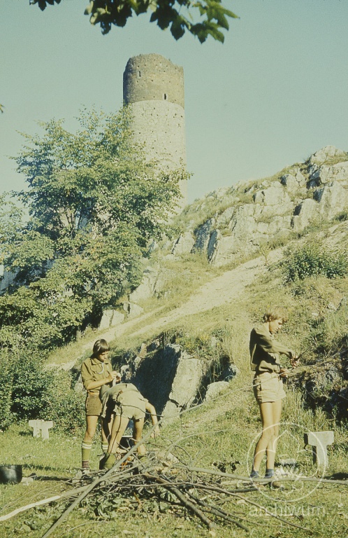 Plik:1982 Obóz kręgu ZAWISZA z Lublina Schron, Bor i Starówka Wierna Rzeka 004.jpg