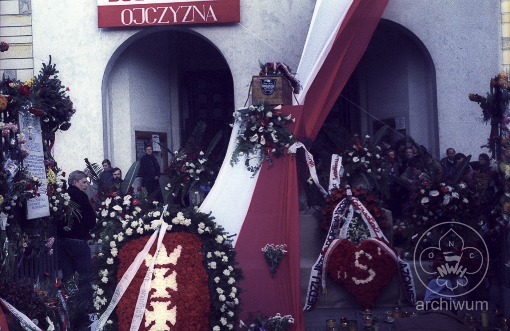Plik:1984-11 Warszawa pogrzeb ks. Jerzego Popiełuszki Szczep Puszcza 012.jpg