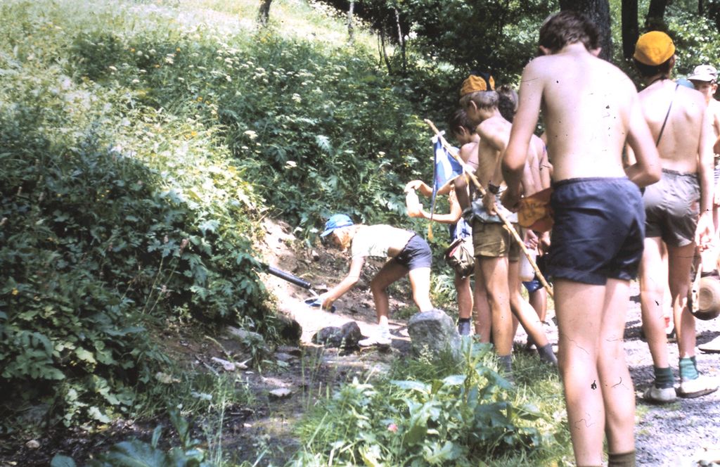 Plik:1973 Obóz Kotlina Kłodzka. Kudowa - Karłów - Strzeliniec. 2 GDH Watra 034 fot. Z.Żochowski.jpg