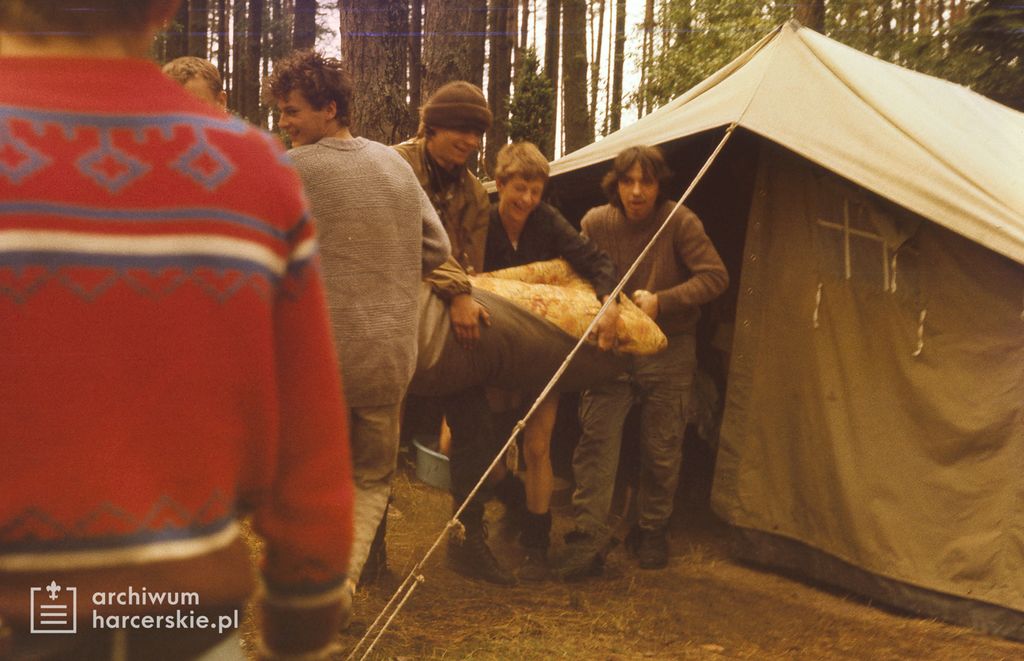 Plik:1988-07 Obóz Uroczysko. jez. Gant. Mazury. Szarotka100 fot. J.Kaszuba.jpg