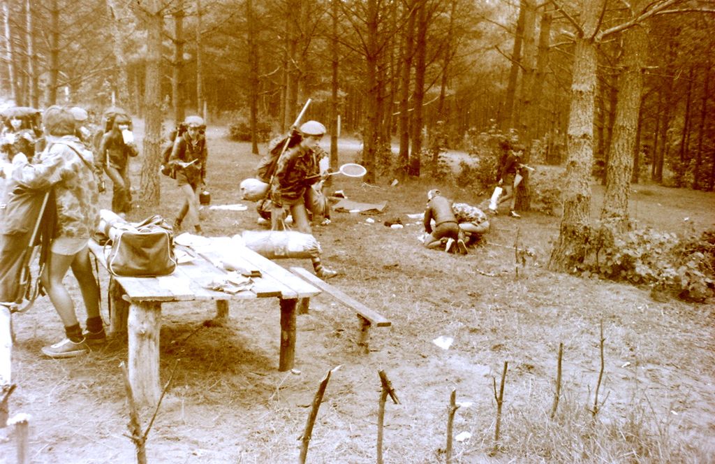 Plik:1980 Obóz wedrowny. Warmia i Mazury. Watra 069 fot. Z.Żochowski.jpg