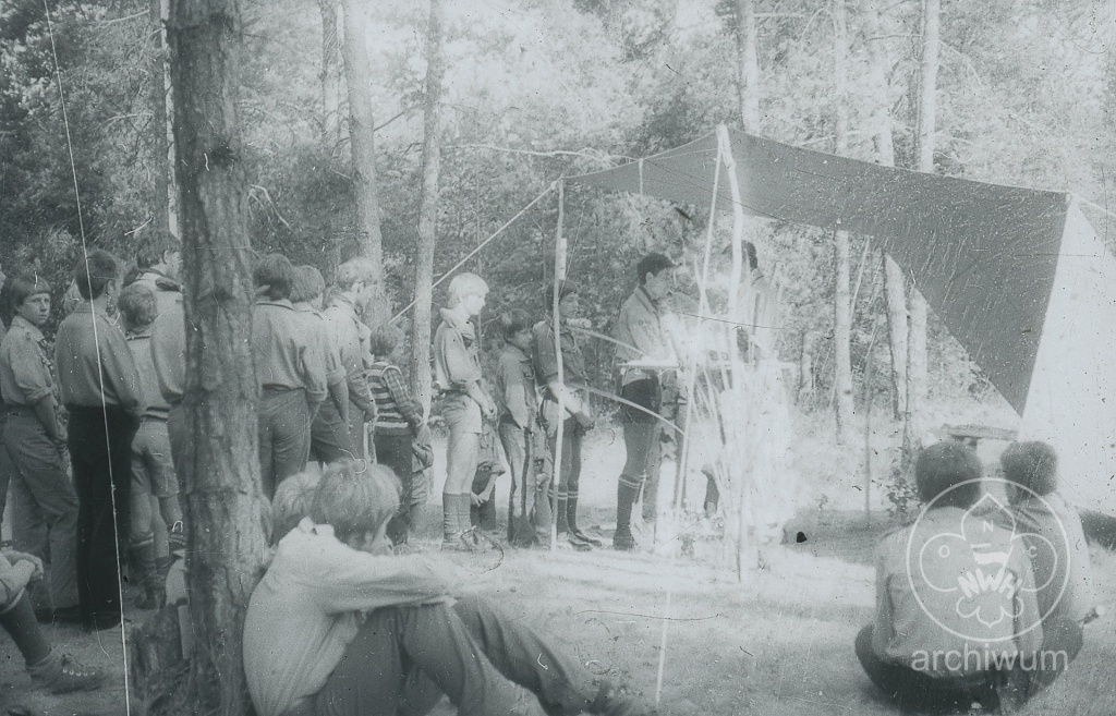 Plik:1982 Obóz kręgu ZAWISZA z Lublina Schron, Bor i Starówka Wierna Rzeka 034.jpg