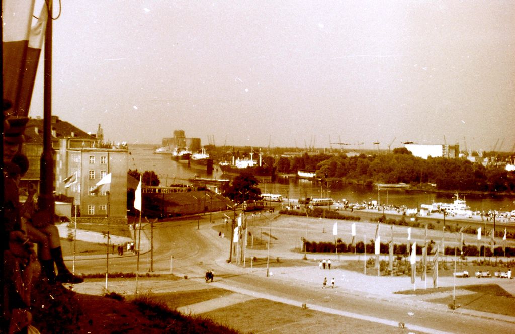 Plik:1966-69 Obóz wędrowny Wyspa Wolin, Szczecin. Watra 056 fot. Z.Żochowski.jpg