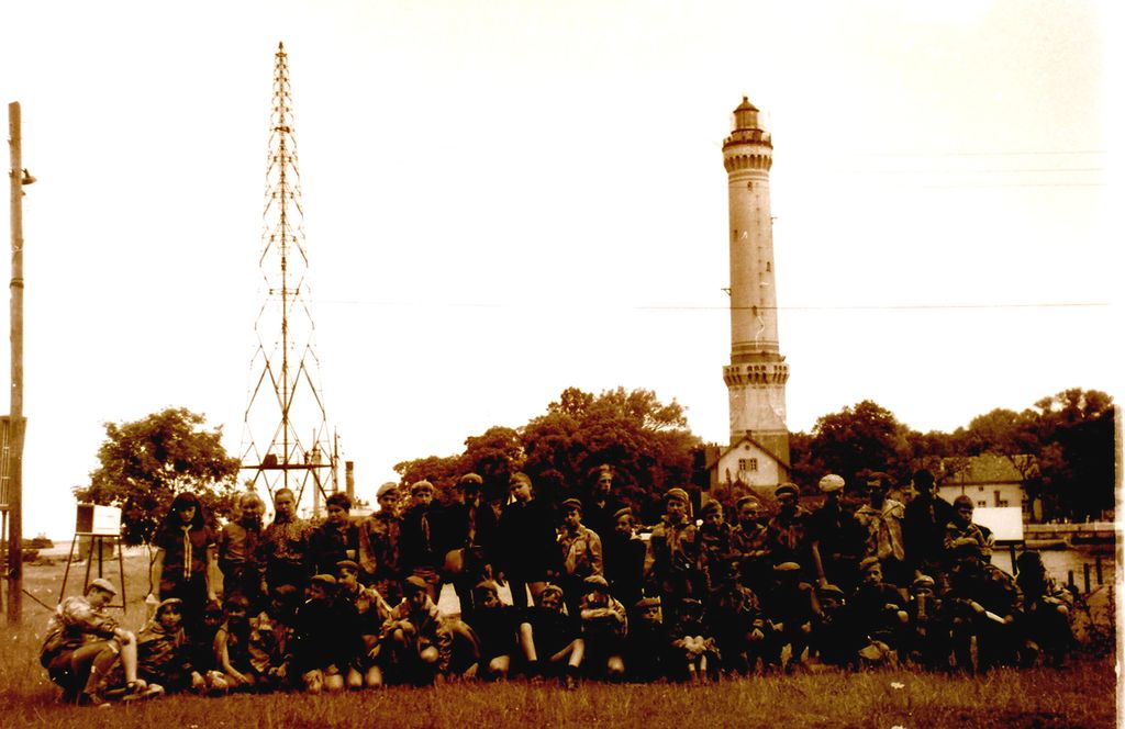 Plik:1966-69 Obóz wędrowny Wyspa Wolin, Szczecin. Watra 025 fot. Z.Żochowski.jpg