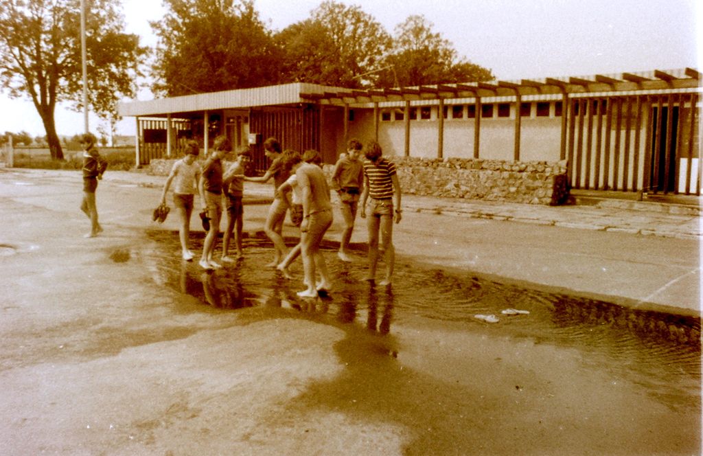 Plik:1980 Obóz wedrowny. Warmia i Mazury. Watra 010 fot. Z.Żochowski.jpg