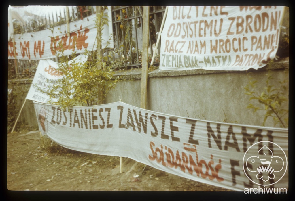 Plik:1984-11 Warszawa Pogrzeb ks. Jerzego Popieluszki 36.jpg