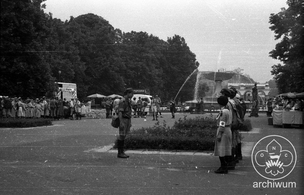 Plik:1987-06 Warszawa Biala Sluzba 09.jpg