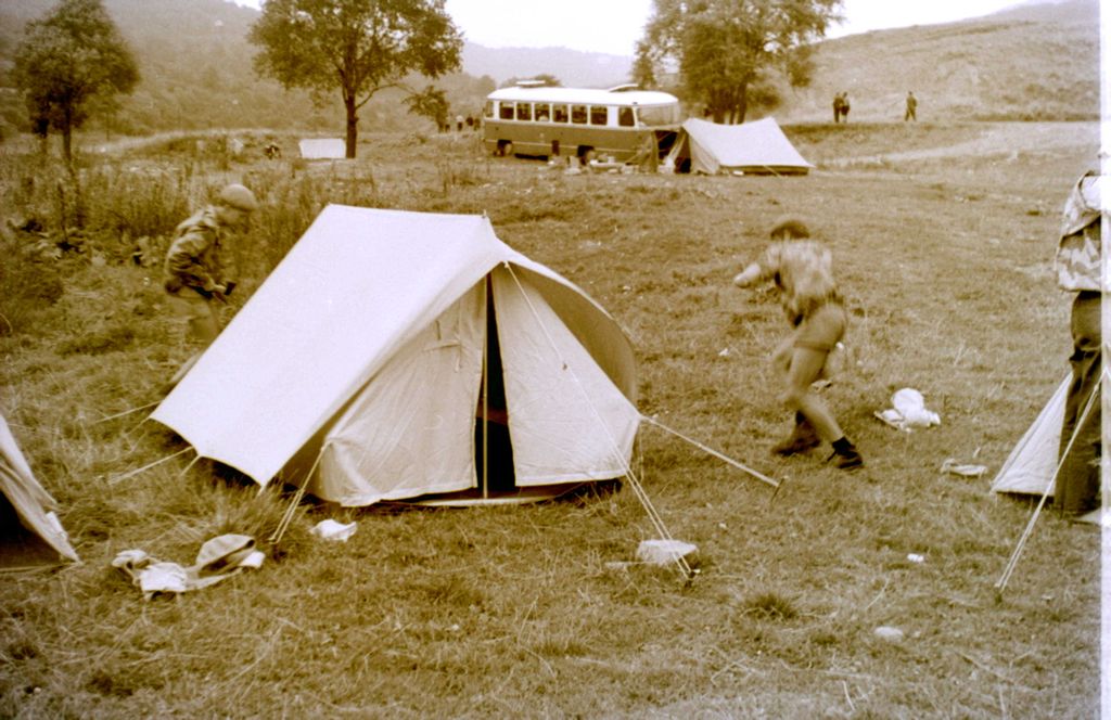 Plik:1966 Obóz wędrowny w Bieszczadach. 2 GDH Watra 107 fot. Z.Żochowski.jpg