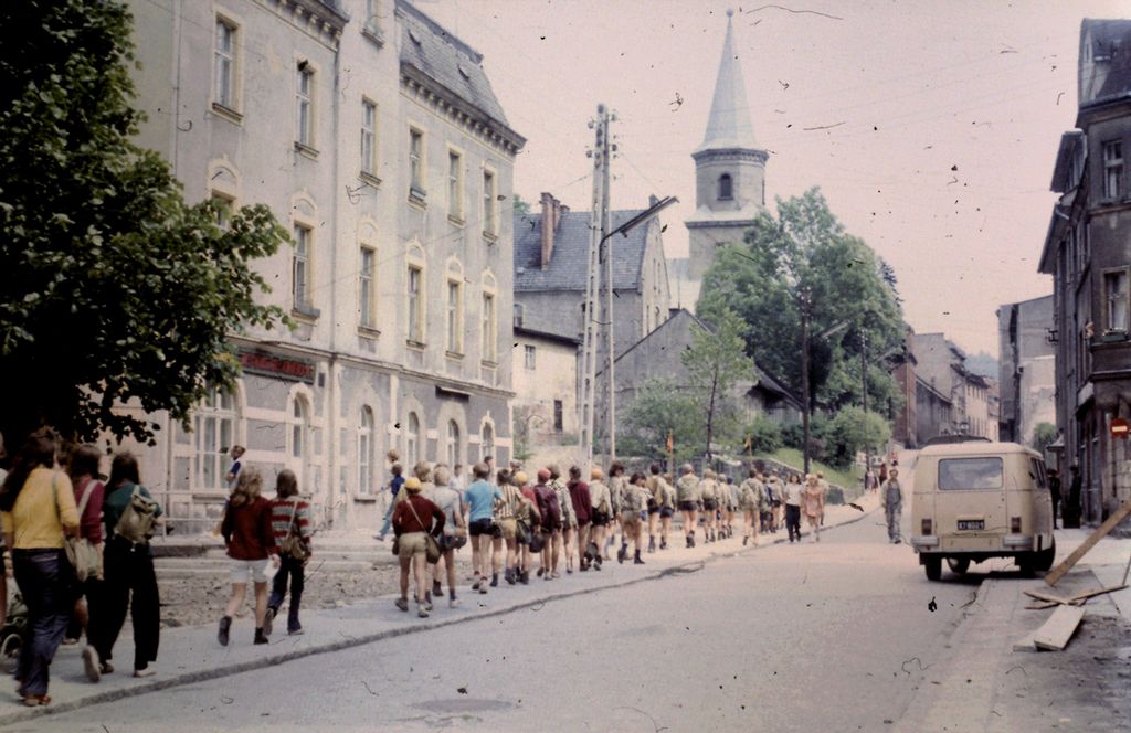 Plik:1973 Obóz Kotlina Kłodzka. Kudowa - Karłów - Strzeliniec. 2 GDH Watra 032 fot. Z.Żochowski.jpg