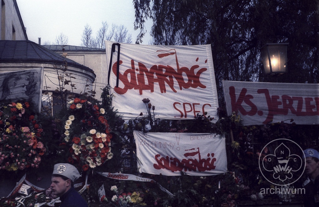 Plik:1984-11 Warszawa pogrzeb ks. Jerzego Popiełuszki Szczep Puszcza 010.jpg