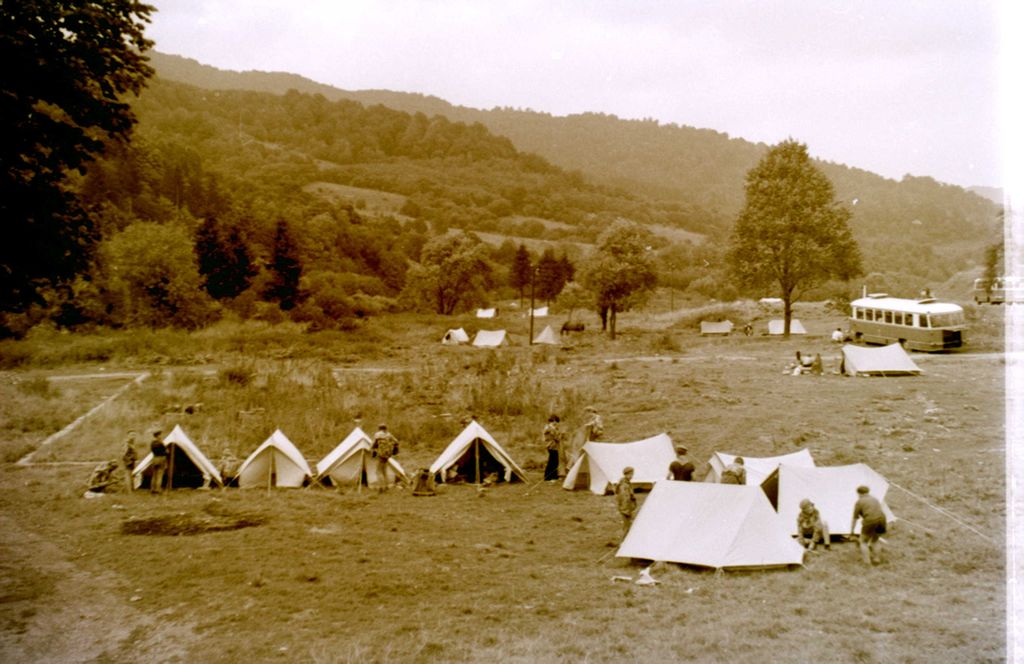 Plik:1966 Obóz wędrowny w Bieszczadach. 2 GDH Watra 108 fot. Z.Żochowski.jpg
