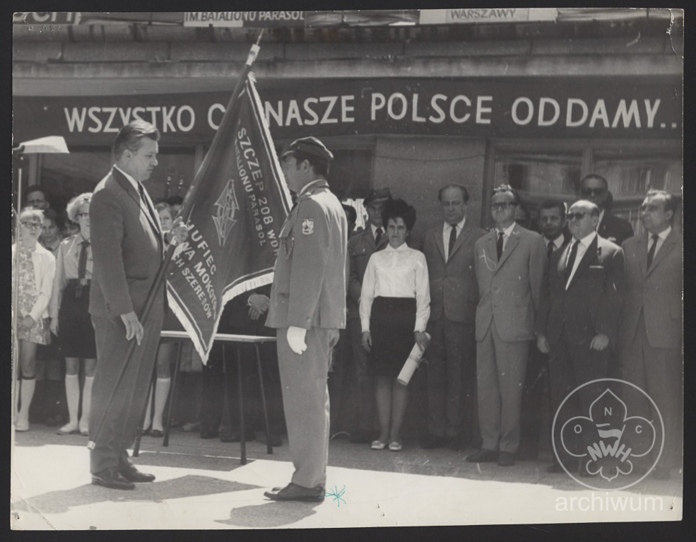 Plik:1969-09-06 Warszawa Przyjęcie imienia przez 208 WDHiZ zdj2 (1).jpg
