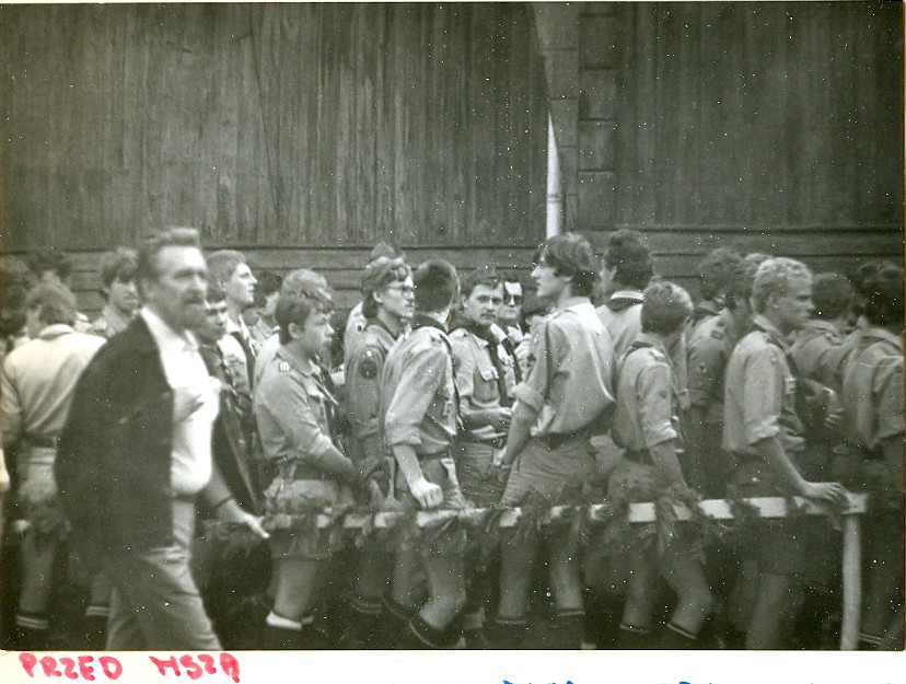 Plik:1984 Szczawa. Zlot byłych partyzantów AK z udziałem harcerzy. Szarotka035 fot. J.Kaszuba.jpg