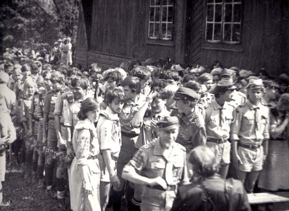 Plik:1984 Szczawa. Zlot byłych partyzantów AK z udziałem harcerzy. Szarotka052 fot. J.Kaszuba.jpg