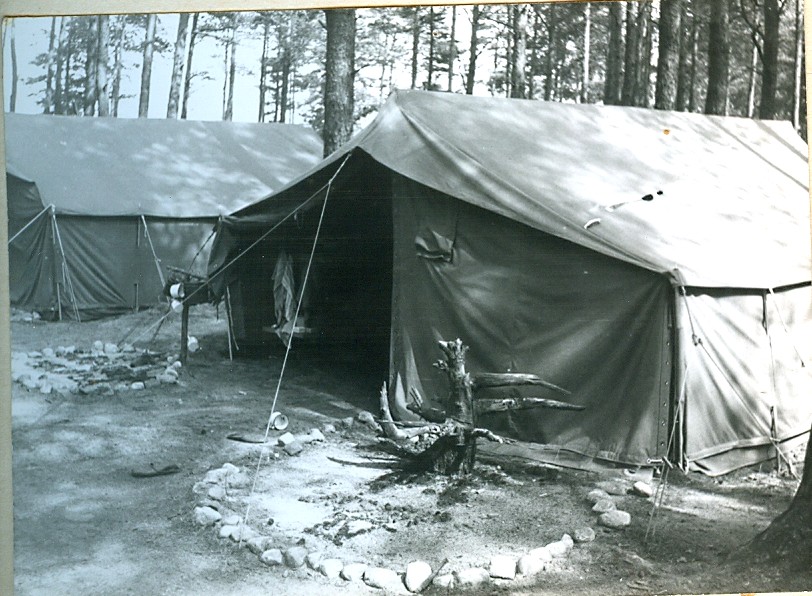 Plik:1977 Miedzno. Obóz stały Szczepu SP 10 Gdynia. 22 GDH079 fot. D.Zabrocki.jpg