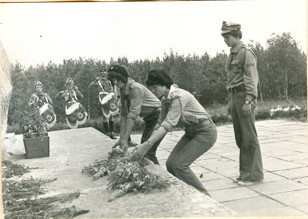 Plik:1977 Miedzno. Obóz stały Szczepu SP 10 Gdynia. 22 GDH112 fot. D.Zabrocki.jpg