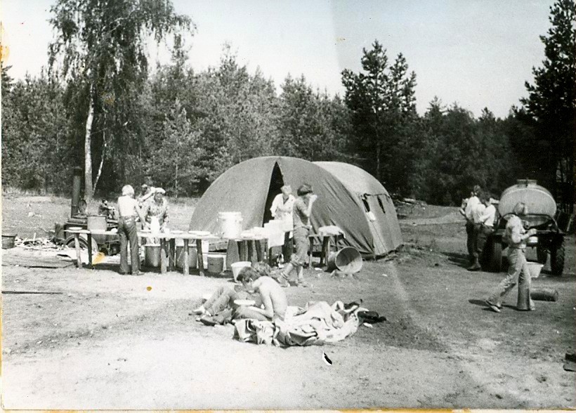 Plik:1977 Miedzno. Obóz stały Szczepu SP 10 Gdynia. 22 GDH041 fot. D.Zabrocki.jpg