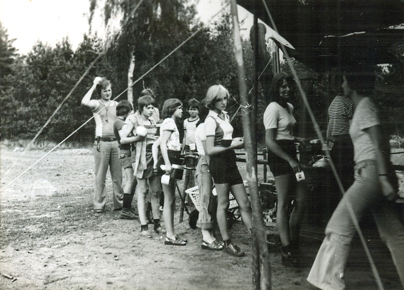 Plik:1977 Miedzno. Obóz stały Szczepu SP 10 Gdynia. 22 GDH070 fot. D.Zabrocki.jpg