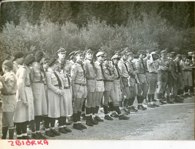 Plik:1984 Szczawa. Zlot byłych partyzantów AK z udziałem harcerzy. Szarotka034 fot. J.Kaszuba.jpg