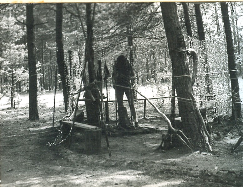 Plik:1977 Miedzno. Obóz stały Szczepu SP 10 Gdynia. 22 GDH082 fot. D.Zabrocki.jpg