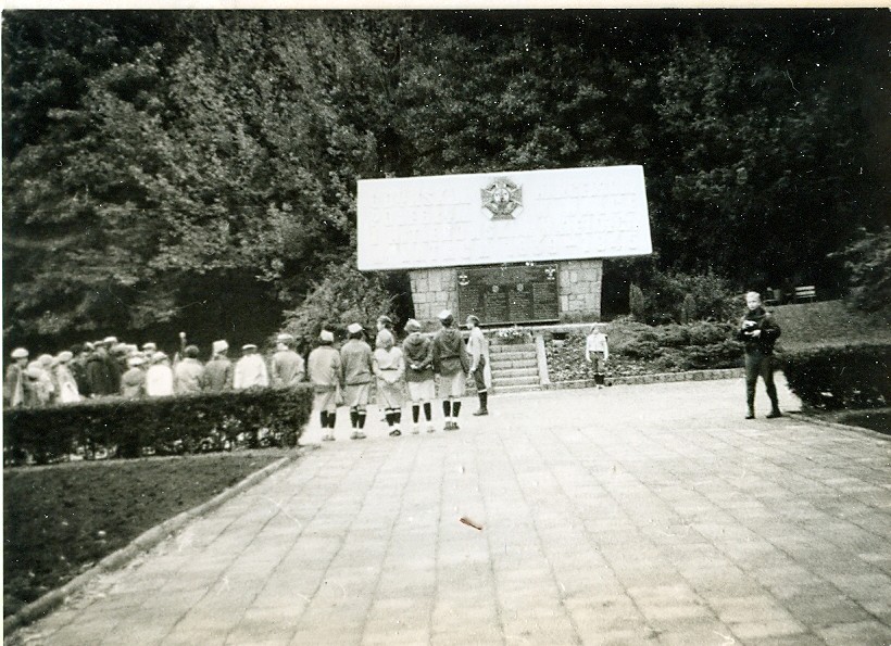 Plik:1985 Apel Szczepu Szarotka pod pomnikiem harcerzy w Gdyni . Szarotka016 fot. J.Kaszuba.jpg