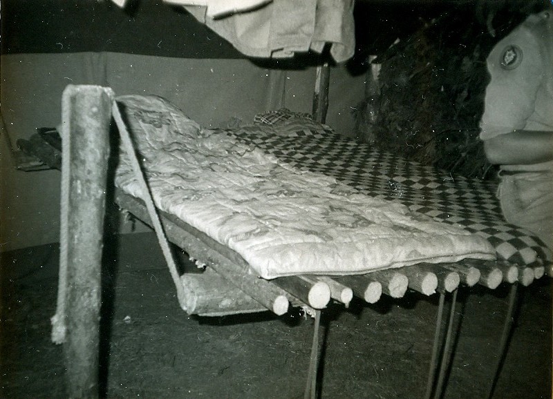 Plik:1985-07 08 Jez.Białe k. Machar Szarotka obóz stały Buchtowisko 242 fot. J.Kaszuba.jpg