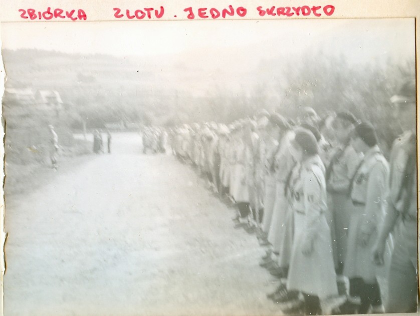 Plik:1984 Szczawa. Zlot byłych partyzantów AK z udziałem harcerzy. Szarotka025 fot. J.Kaszuba.jpg