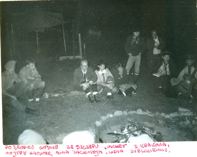 Plik:1985-07 08 Jez.Białe k. Machar Szarotka obóz stały Buchtowisko 257 fot. J.Kaszuba.jpg