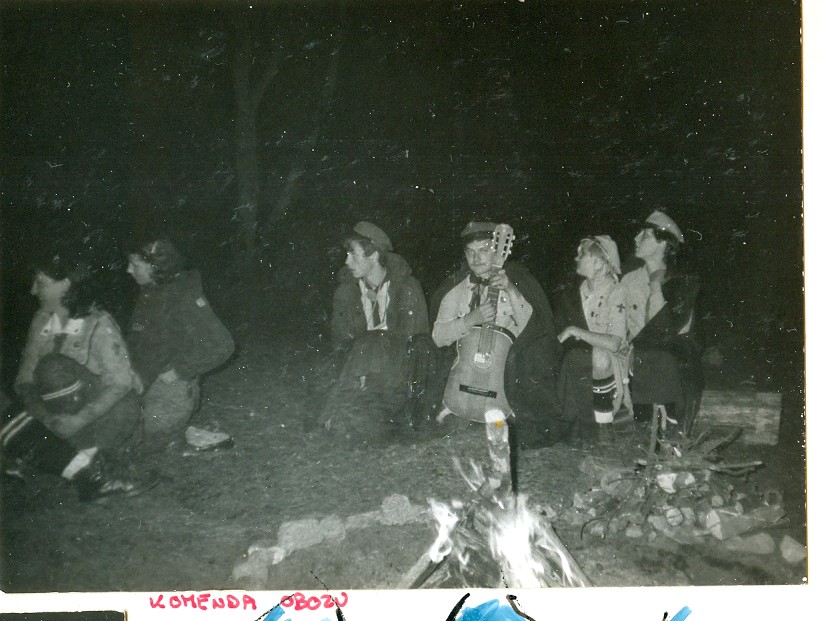 Plik:1985-07 08 Jez.Białe k. Machar Szarotka obóz stały Buchtowisko 256 fot. J.Kaszuba.jpg