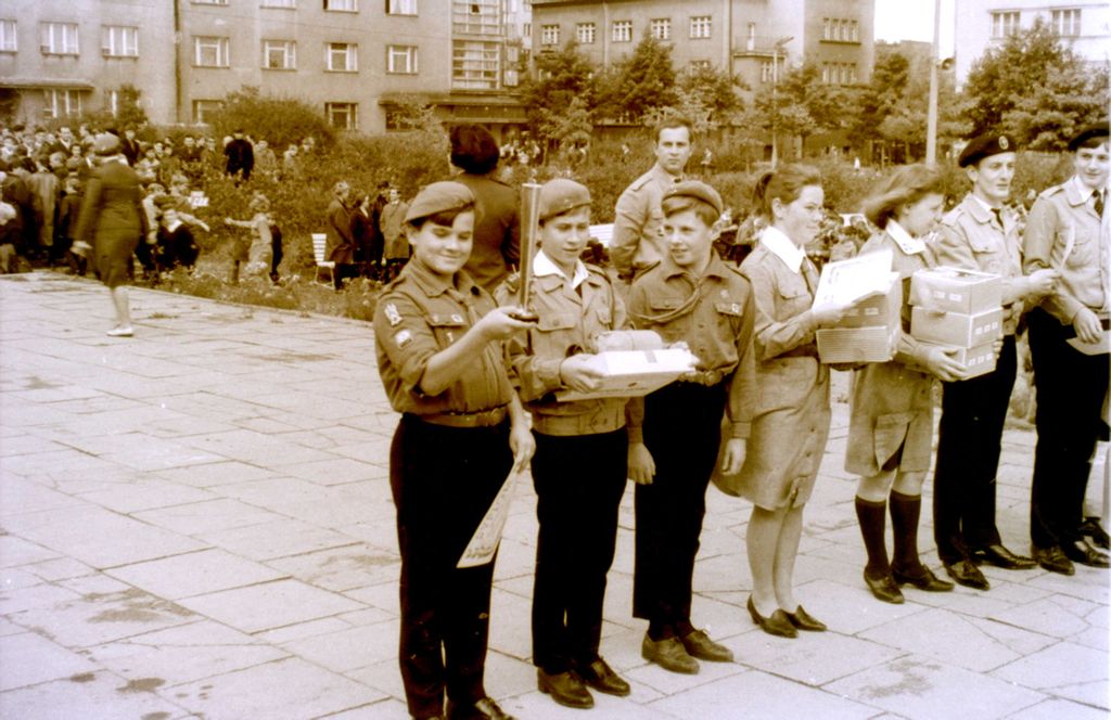 Plik:1966 Odsłonięcie pomnika harcerzy w Gdyni. Watra 061 fot. Z.Żochowski.jpg