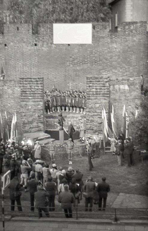 Plik:1983 1-2 X Odsłonięcie pomnika Małego Powstańca. Szarotka013 fot. J.Kaszuba.jpg