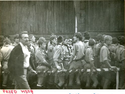 1984 Szczawa. Zlot byłych partyzantów AK z udziałem harcerzy. Szarotka035 fot. J.Kaszuba.jpg