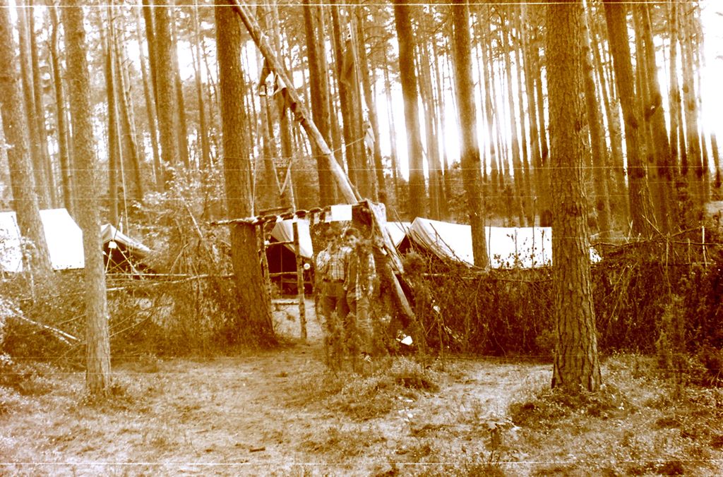 Plik:1987 Na obozie u 5 Krakowskiej Wichry . Szarotka023 fot. J.Kaszuba.jpg