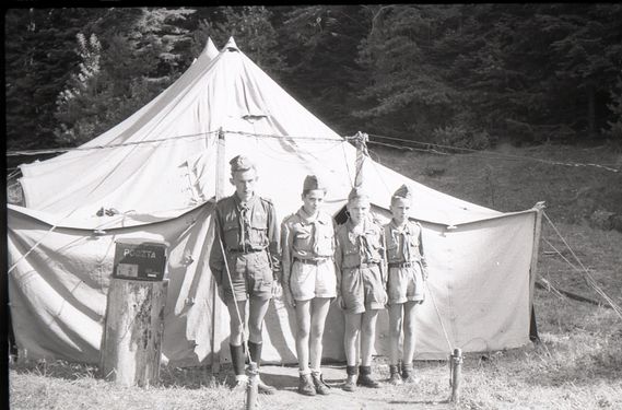 1957-58 Obóz stały w Bieszczadach. Watra 165 fot. Z.Żochowski.jpg