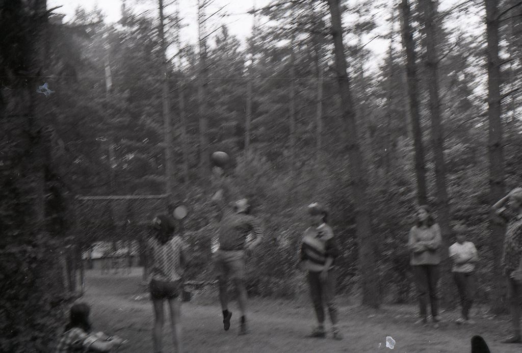 Plik:1985-07 08 Jez.Białe k. Machar Szarotka obóz stały Buchtowisko 185 fot. J.Kaszuba.jpg