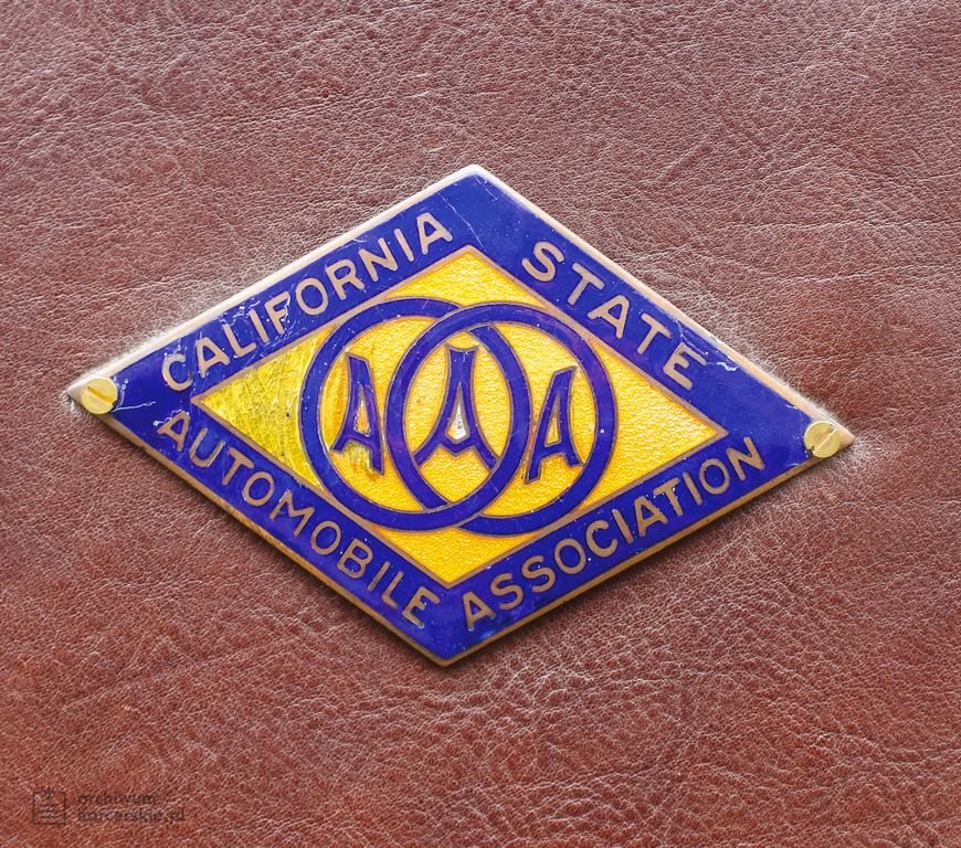 Plik:1926 28 Jerzy Jeliński podróż dookoła świata odznaki automobilowe California.jpg
