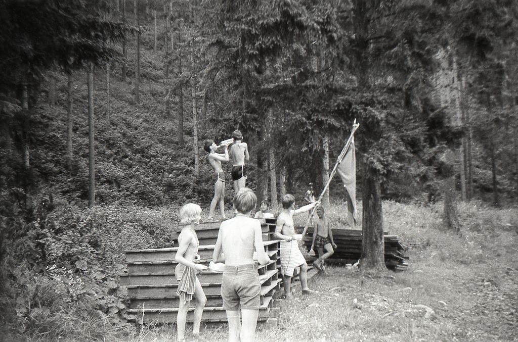 Plik:1983 Lipowa Zimnik. Obóz Puszcza II. Szarotka053 fot. J.Kaszuba.jpg