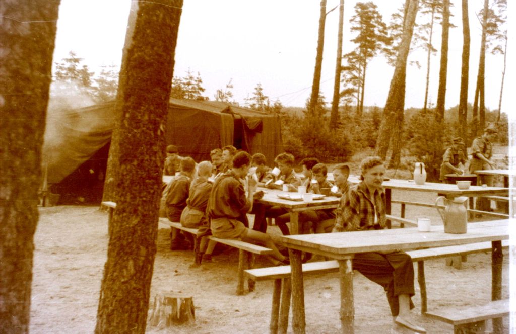 Plik:1956-60 Obóz harcerzy z Gdyni. Watra064 fot. Z.Żochowski.jpg