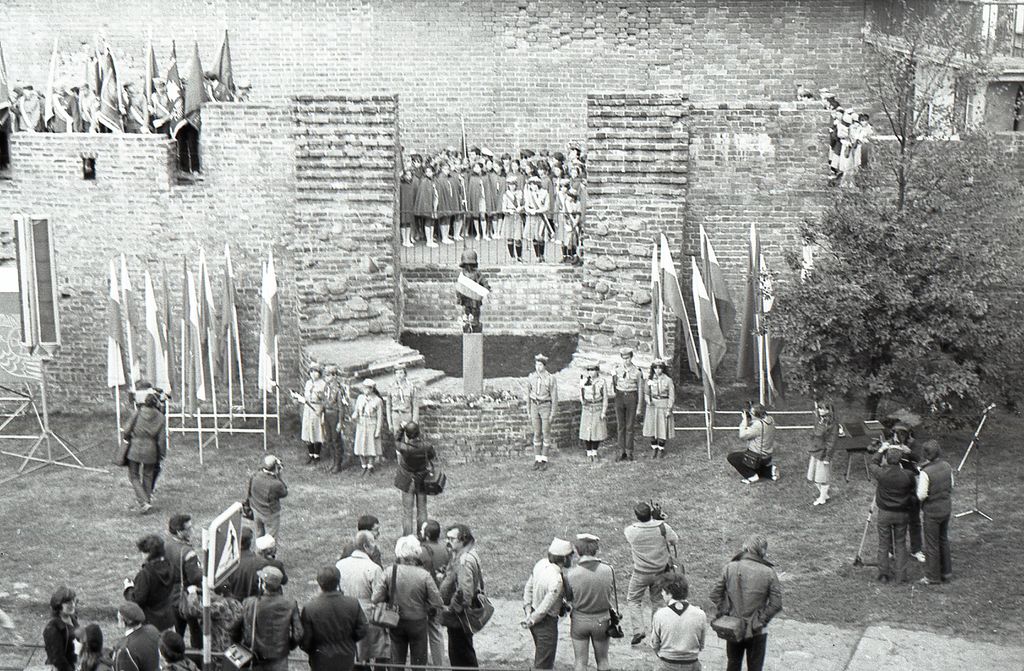 Plik:1983 1-2 X Odsłonięcie pomnika Małego Powstańca. Szarotka017 fot. J.Kaszuba.jpg