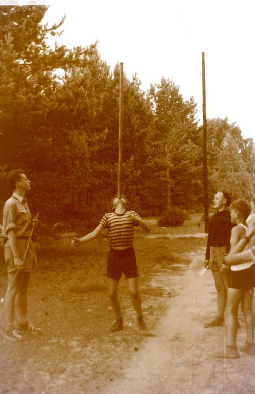 Plik:1956-60 Obóz harcerzy z Gdyni. Watra039 fot. Z.Żochowski.jpg
