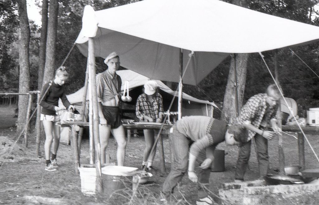 Plik:1985-07 08 Jez.Białe k. Machar Szarotka obóz stały Buchtowisko 219 fot. J.Kaszuba.jpg