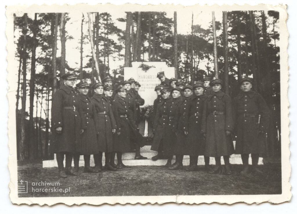Plik:1937 Poznań Malta pomnik harcerzy wlkp. 001.jpg