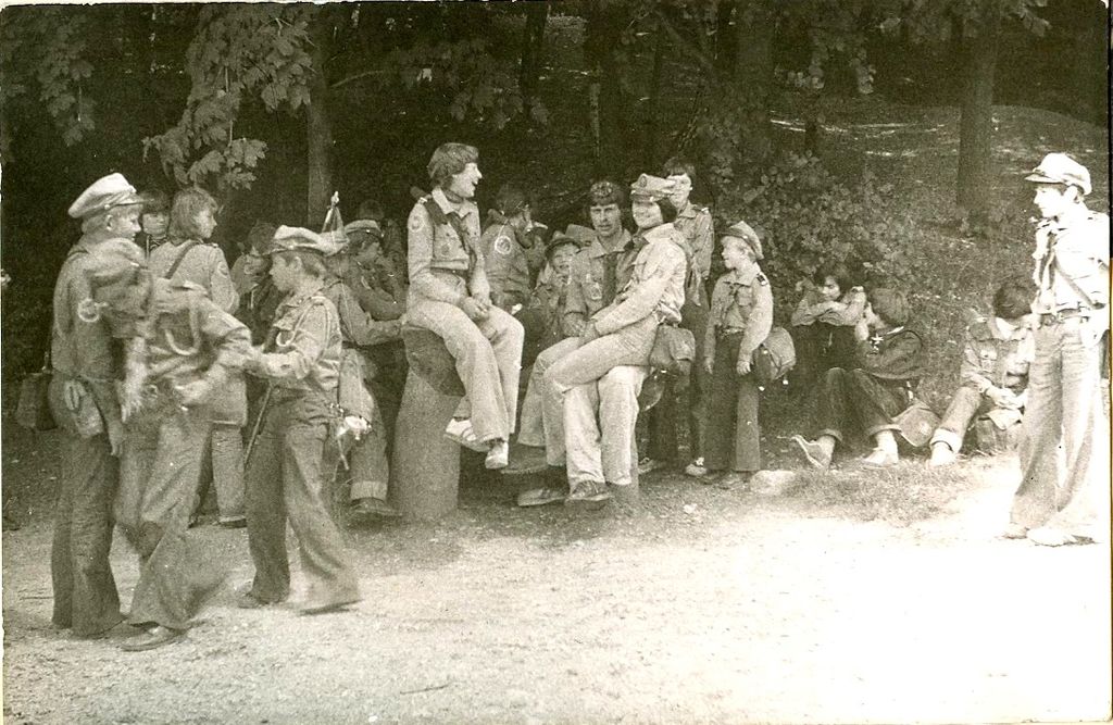 Plik:1978 Góry Świętokrzyskie. Obóz wędrowny Szczepu SP 10 Gdynia. 22 GDH168 fot. D.Zabrocki.jpg