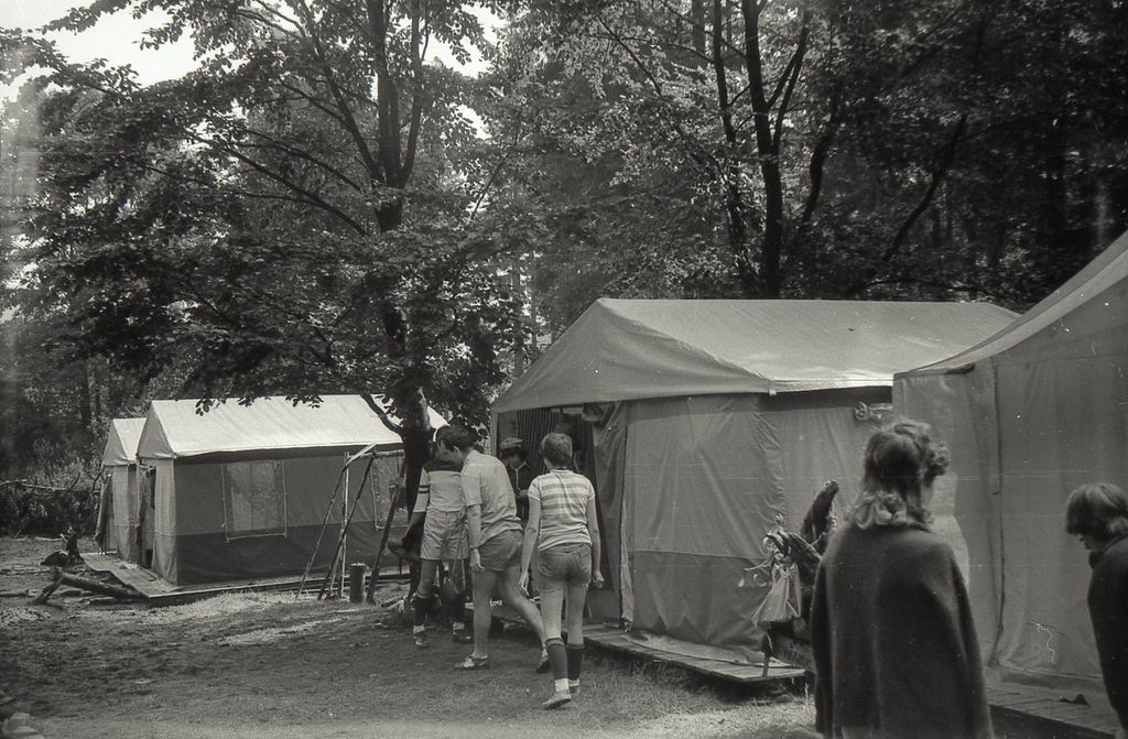 Plik:1983 Lipowa Zimnik. Obóz Puszcza II. Szarotka034 fot. J.Kaszuba.jpg