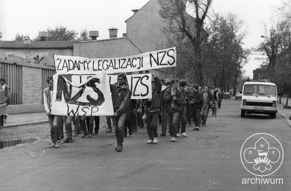 Plik:1989-04 Opole manifestacja NZS 007.jpg
