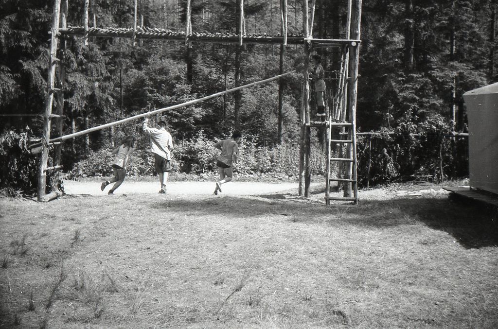 Plik:1983 Lipowa Zimnik. Obóz Puszcza II. Szarotka072 fot. J.Kaszuba.jpg