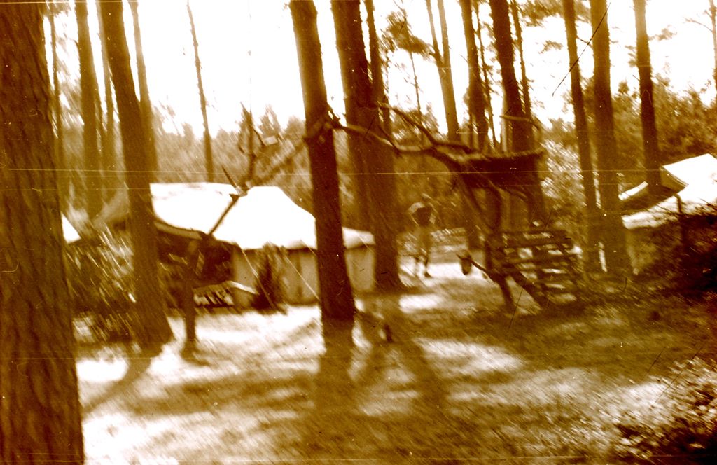 Plik:1987 Na obozie u 5 Krakowskiej Wichry . Szarotka026 fot. J.Kaszuba.jpg